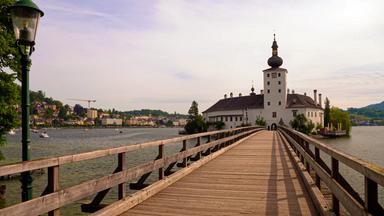 Blick vom Steg auf Schlosszugang