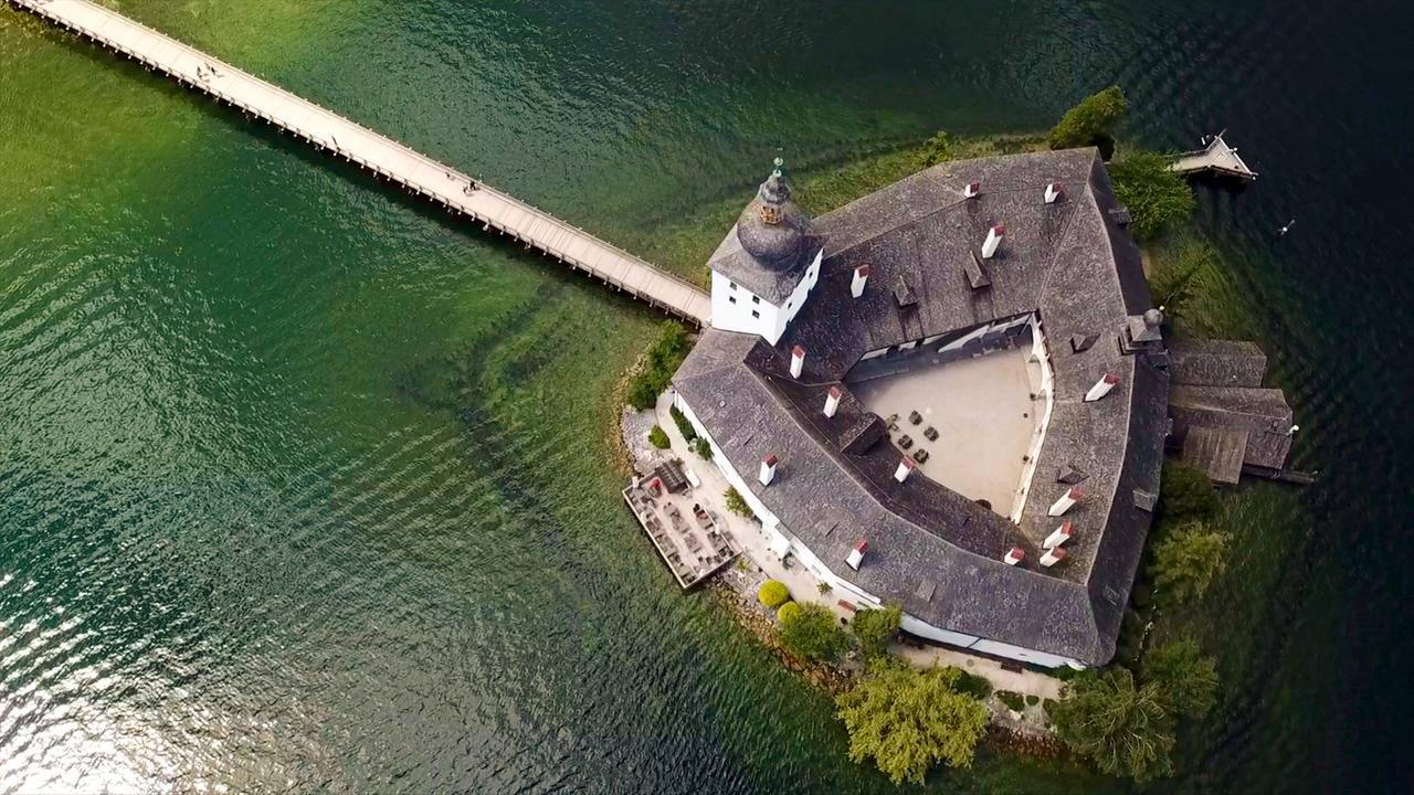 Luftblick auf Wasserschloss und Steg