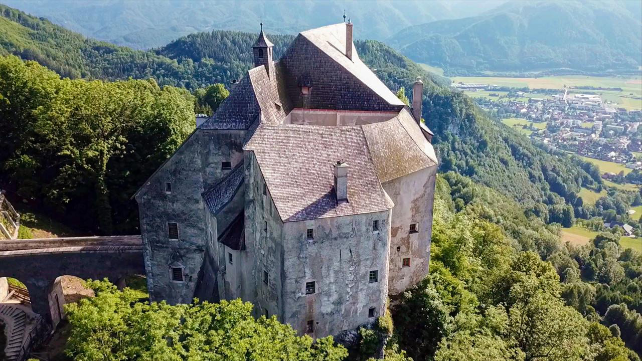 Luftblick auf Burg mit kleinen Fenstern