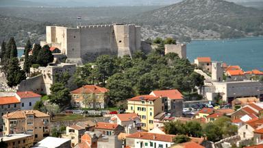 Hafenstadt Sibenik, Blick über eine Festung zum Meer.