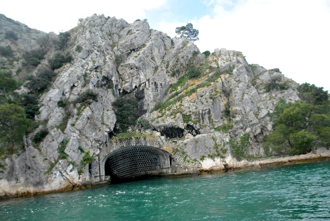 Meerinsel und Festung St.Nicolaus bei Sibenik, Höhle zum Meer mit gesichertem Zugang