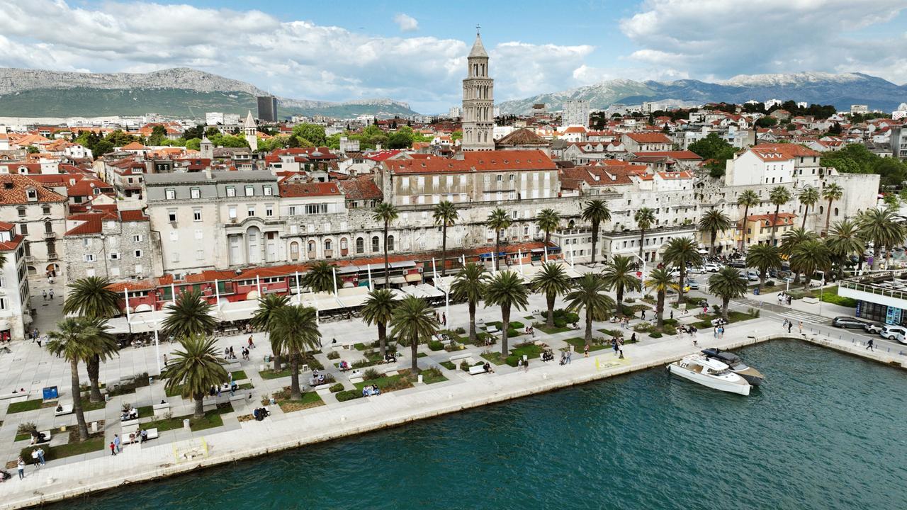 Ansicht der Stadt Split mit dem Hafen und der von Palmen gesäumten Promenade