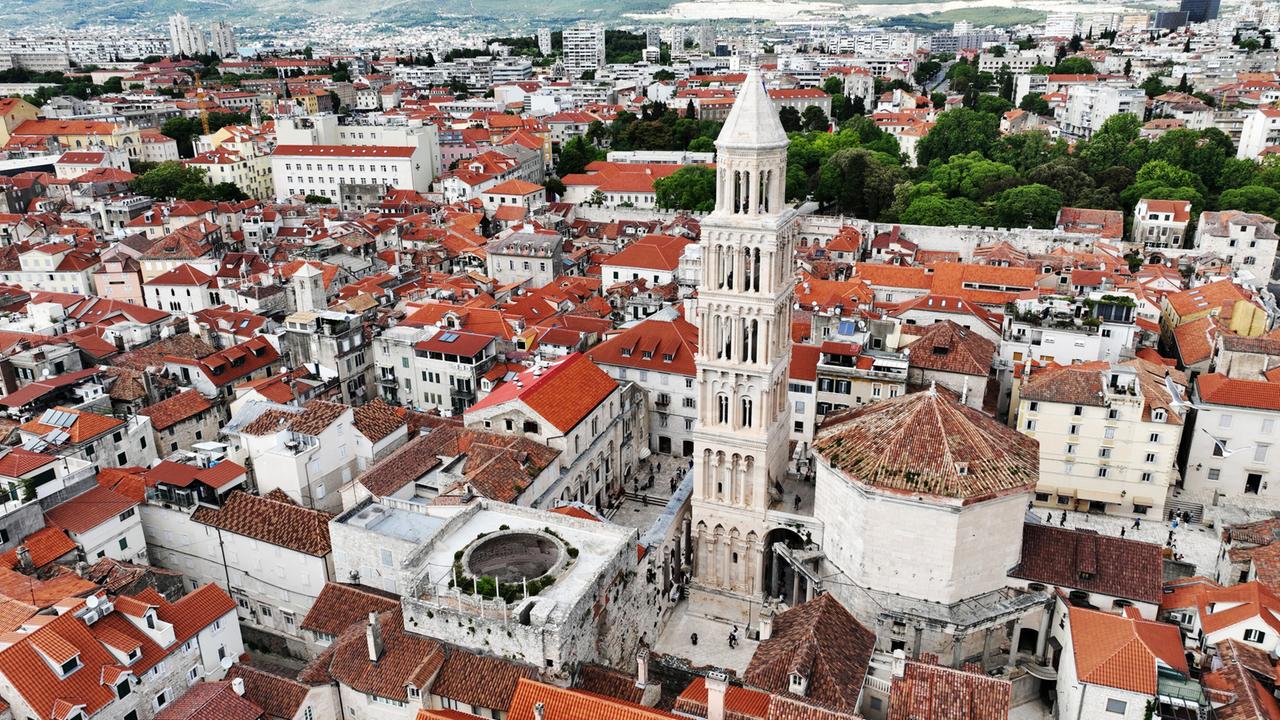 Altstadtansicht von Split mit einer Palastanlage, in deren Mittelpunkt ein filigraner Turm aus weißem Stein steht