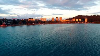 Ansicht einer bebauten Küste.