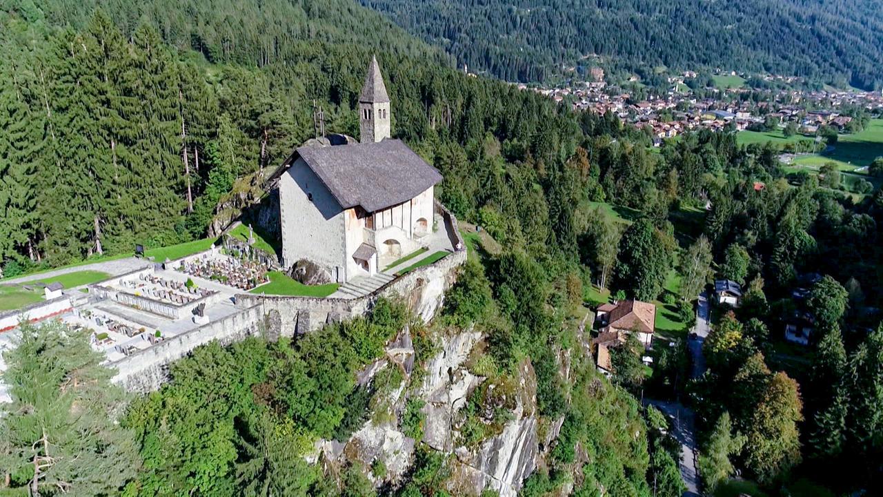 Luftblick auf Bergkapelle im Wald