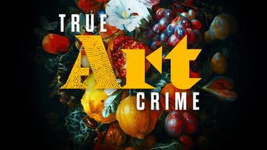 Auf dem Bild ist der Schriftzug "TRUE Art CRIME"  in gelber Schrift zu lesen. Im A ist ein Fingerabdruck erkennbar. Im Hintergrund ist ein Blumenstrauß mit Früchten zu sehen. Überwiegend sind die Farben gelb, orange und rot zu sehen. Hinter dem Blumenstrauß mit Früchten ist ein schwarzer Hintergrund