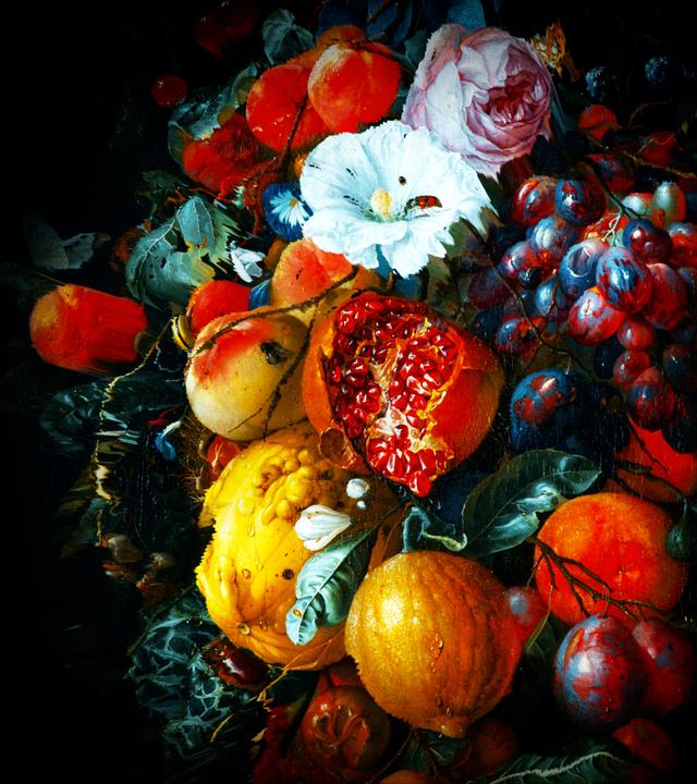 Es ist ein Blumenstrauß mit Früchten zu sehen. Überwiegend sind die Farben gelb, orange und rot zu sehen. Hinter dem Blumenstrauß mit Früchten ist ein schwarzer Hintergrund