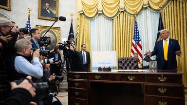 Pressevertreter und Donald Trump im Oval Office