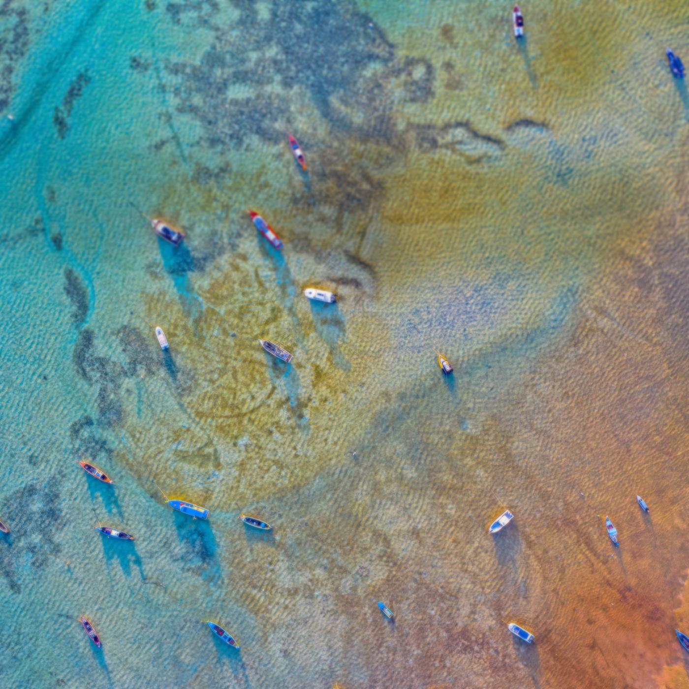 Boote am Rawai Beach in Thailand von oben