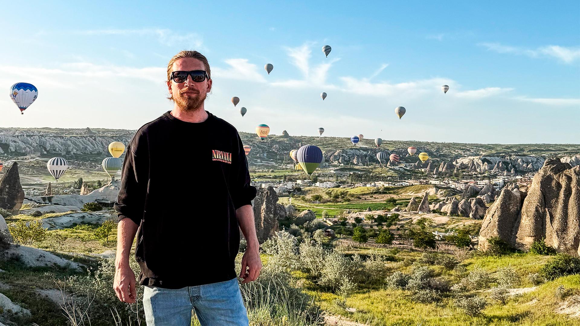 Valentin Rahmel bewundert die eindrucksvolle Felsenlandschaft mit den Heißluftballonen.