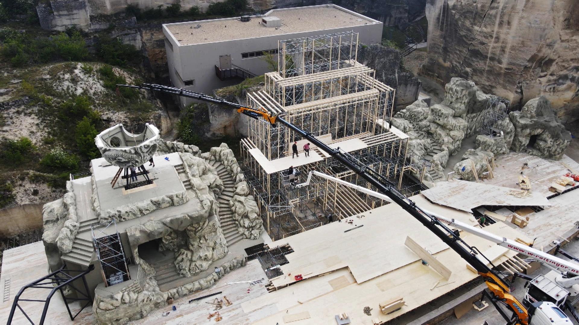 Turandot - die aufwändige Opern-Produktion im Steinbruch St. Margarethen ,  Bühnenaufbau .