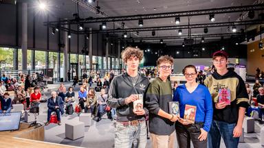 Auf der Lesebühne der Frankfurter Buchmesse steht Thea Dorn mit ihren drei jungen, lesebegeisterten Gästen des "U21 Spezial" des "Literarischen Quartetts"