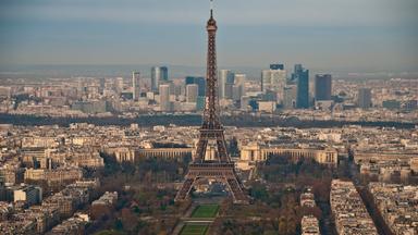 "Über den Dächern von Pari": Eiffelturm.