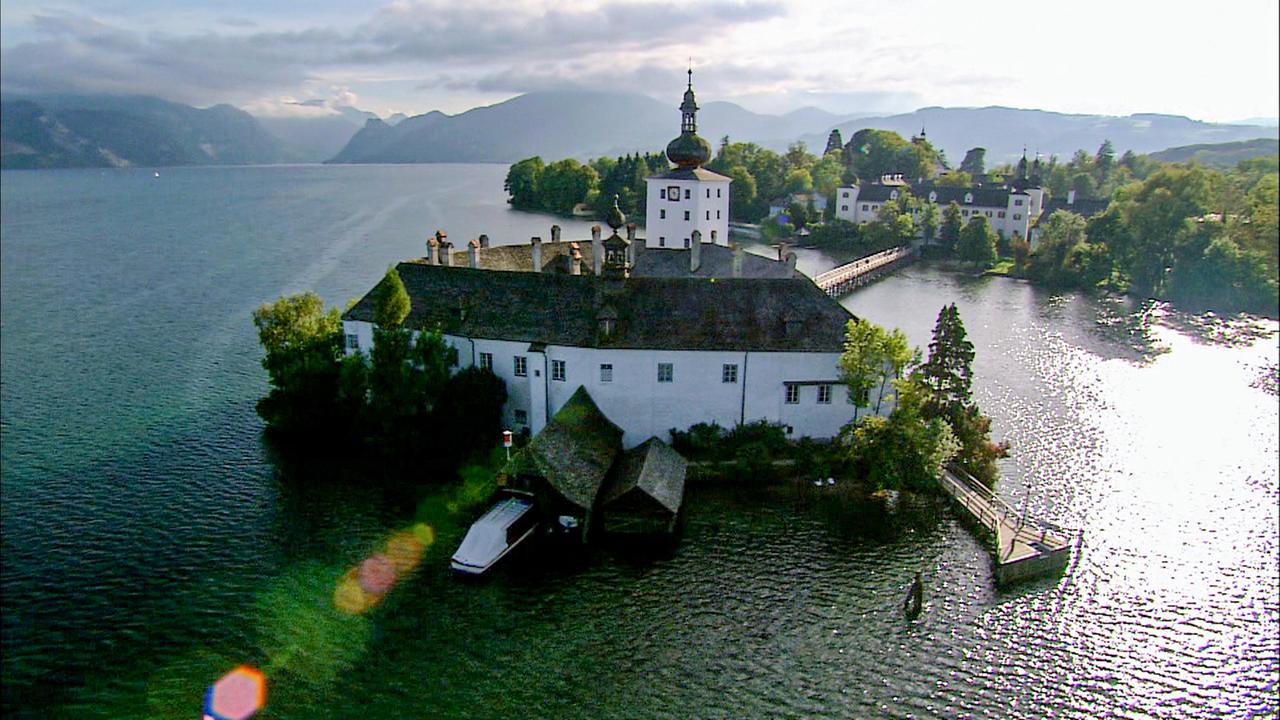 Gebäude im Wasser von oben