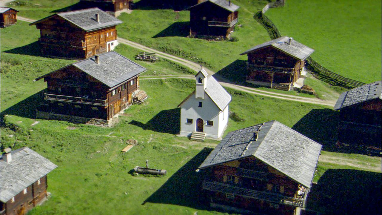Bauernhäuser und kleine Kapelle von oben gesehen