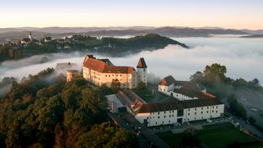 Schloss Seggau mit Bodennebel. 