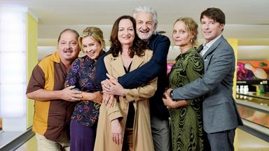 Wie in alten Zeiten treffen sich Carlo (Jürgen Tarrach, l.), Carola (Susanne Schäfer, 2.v.l.), Tina (Natalia Wörner, 3.v.l.), Frank (Dominic Raacke, 3.v.r.), Sabrina (Catherine Flemming, 2.v.r.) und Olaf (Bruno Eyron, r.) auf der Bowlingbahn.