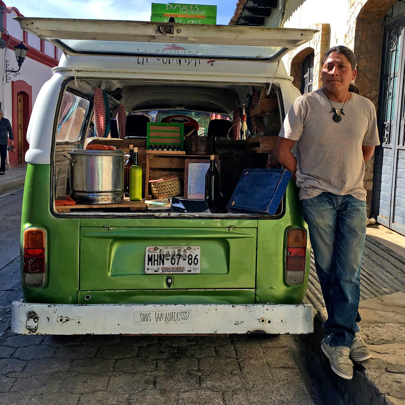 Edgar Coronado de Léon mit seinem Foodtruck/Bulli, aus dem er Tamales, mexikanische Maisfladen, in San Cristobal de las Casas verkauft