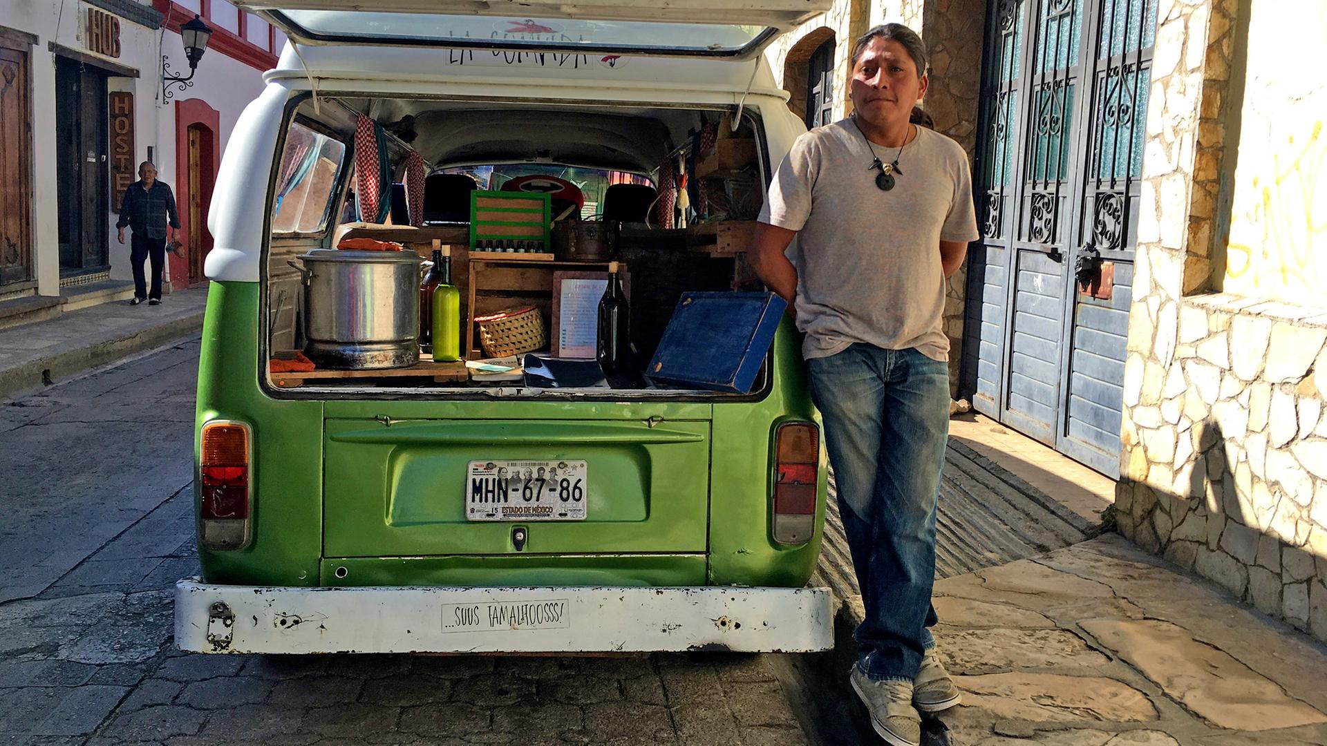 Edgar Coronado de Léon mit seinem Foodtruck/Bulli, aus dem er Tamales, mexikanische Maisfladen, in San Cristobal de las Casas verkauft