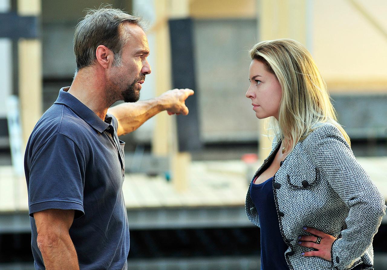 Karlheinz (Hannes Jaenicke) und Wanda (Karolina Lodyga) haben Meinungsverschiedenheiten