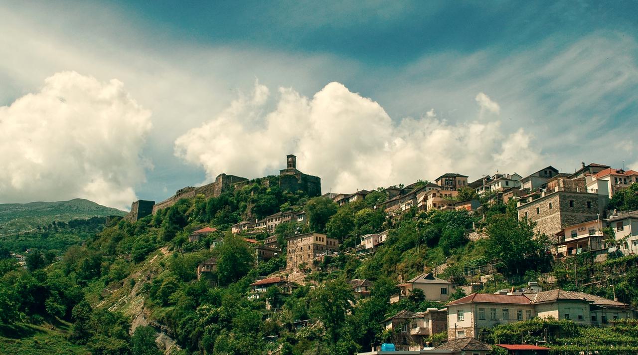 Alte Burg, Gjirokaster. Eine alte, geschichtsträchtige Stadt. Hier wurde Enver Hoxha geboren. 