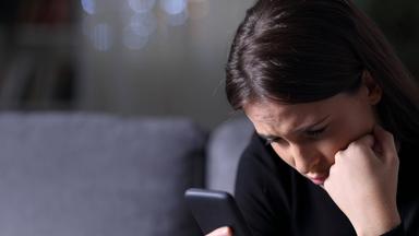 Frau liest Smartphone-Nachrichten