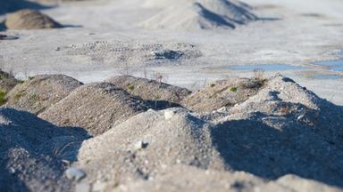 Ein Kiesberg auf einer Baustelle in München.