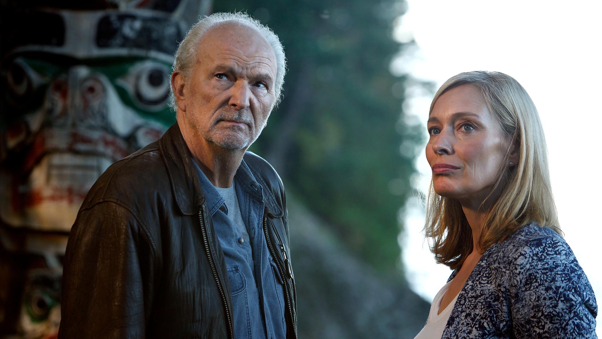 Älterer Mann und jüngere Frau blicken kritisch in eine Richtung