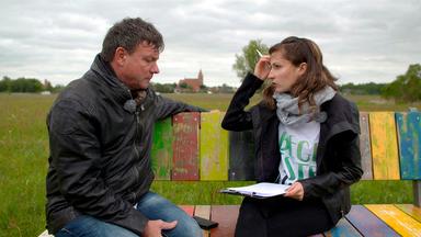 Karsten und Maria sitzen auf einer Bank