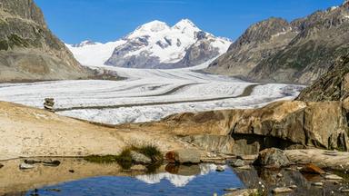 Durch das Abschmelzen des Aletschgletscher bilden sich kleine Bergseen