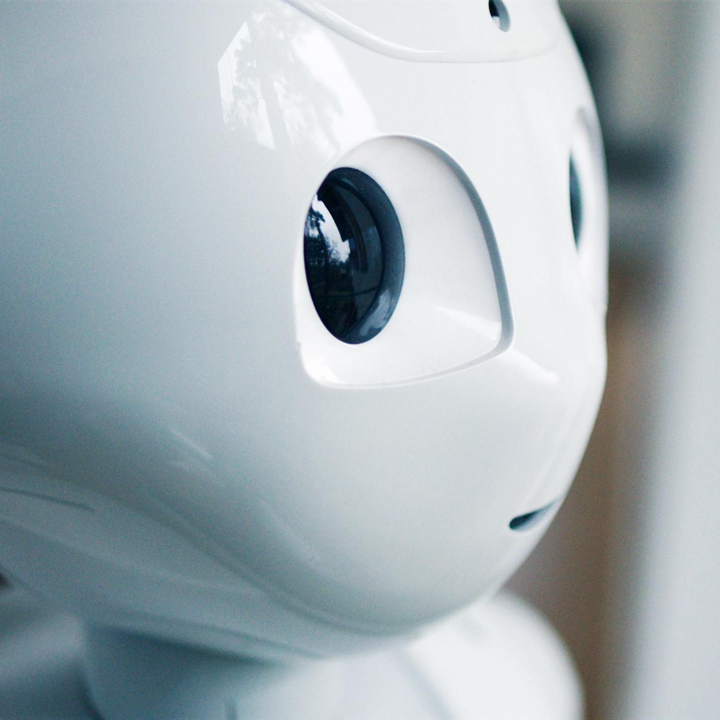 "Unsichtbarer Angreifer": Nahaufnahme von einem Roboter mit einem fast menschlichen Gesicht.