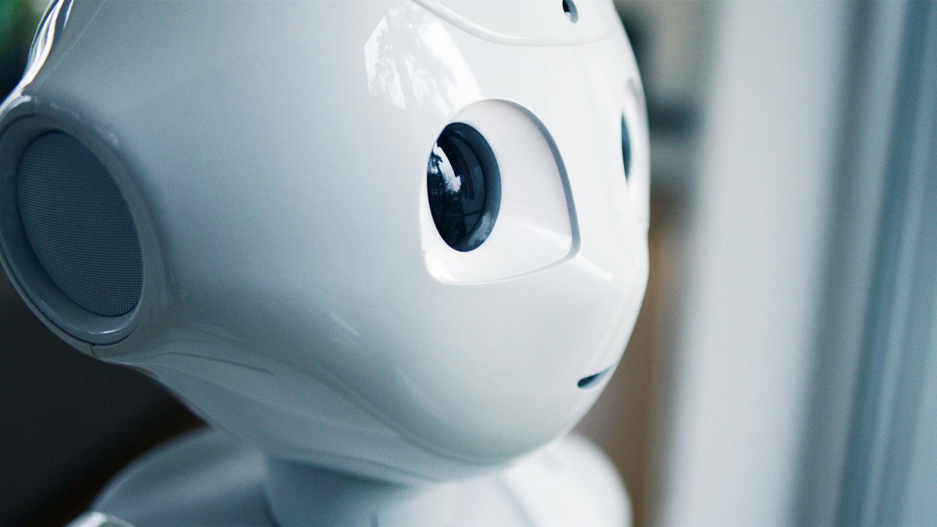 "Unsichtbarer Angreifer": Nahaufnahme von einem Roboter mit einem fast menschlichen Gesicht.