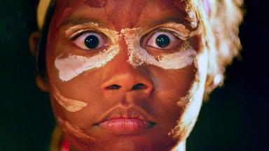 Ein Junge mit Gesichtsbemalung.