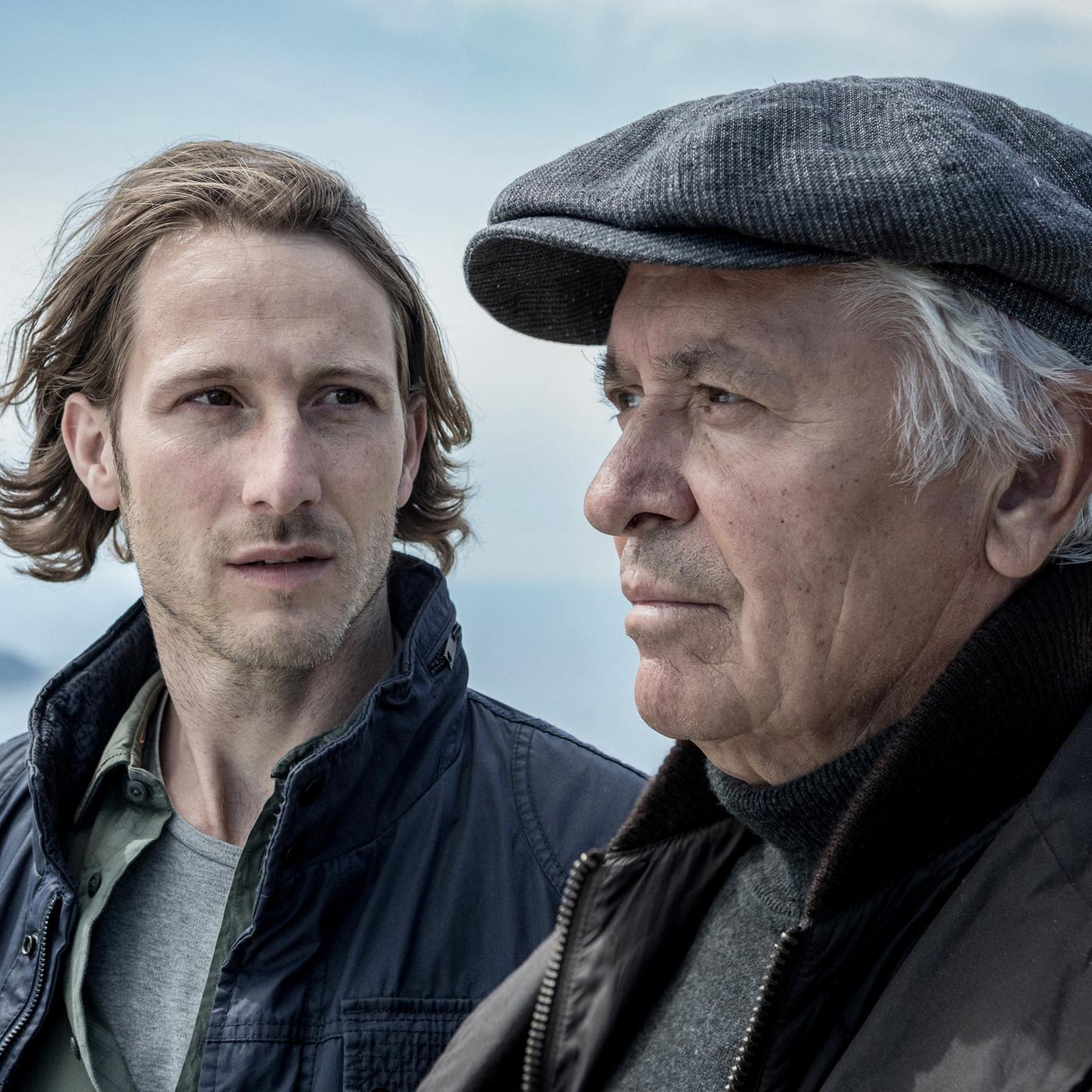 Isak (David Rott, links) blickt ernst zu seinem Vater Thore (Henry Hübchen), der in die Ferne schaut