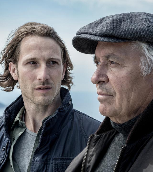 Isak (David Rott, links) blickt ernst zu seinem Vater Thore (Henry Hübchen), der in die Ferne schaut