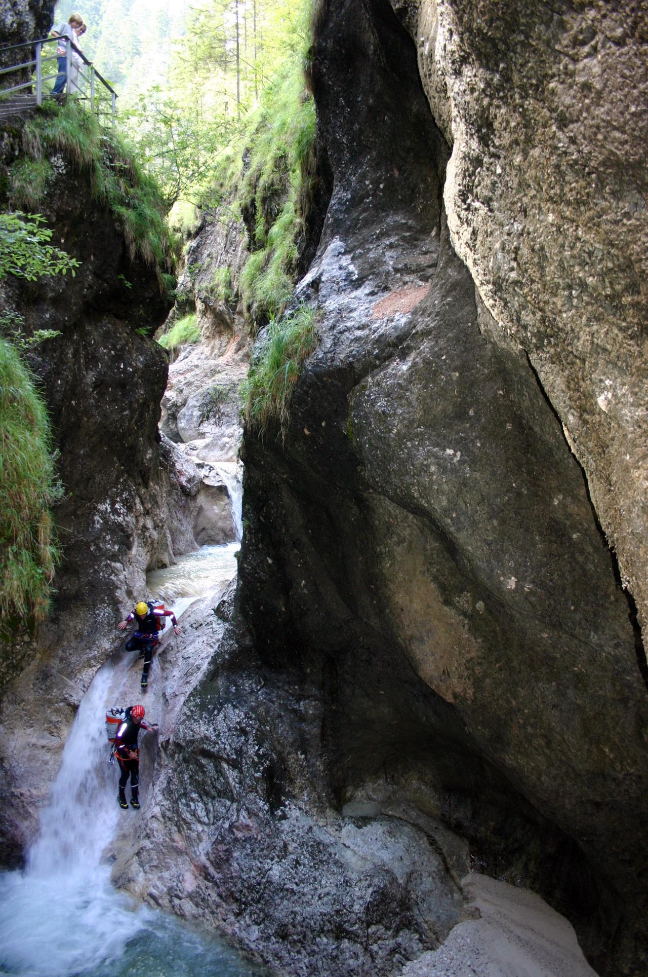 Höhlenforscher am Weg zum Einstieg in die Untersberger Unterwelt 