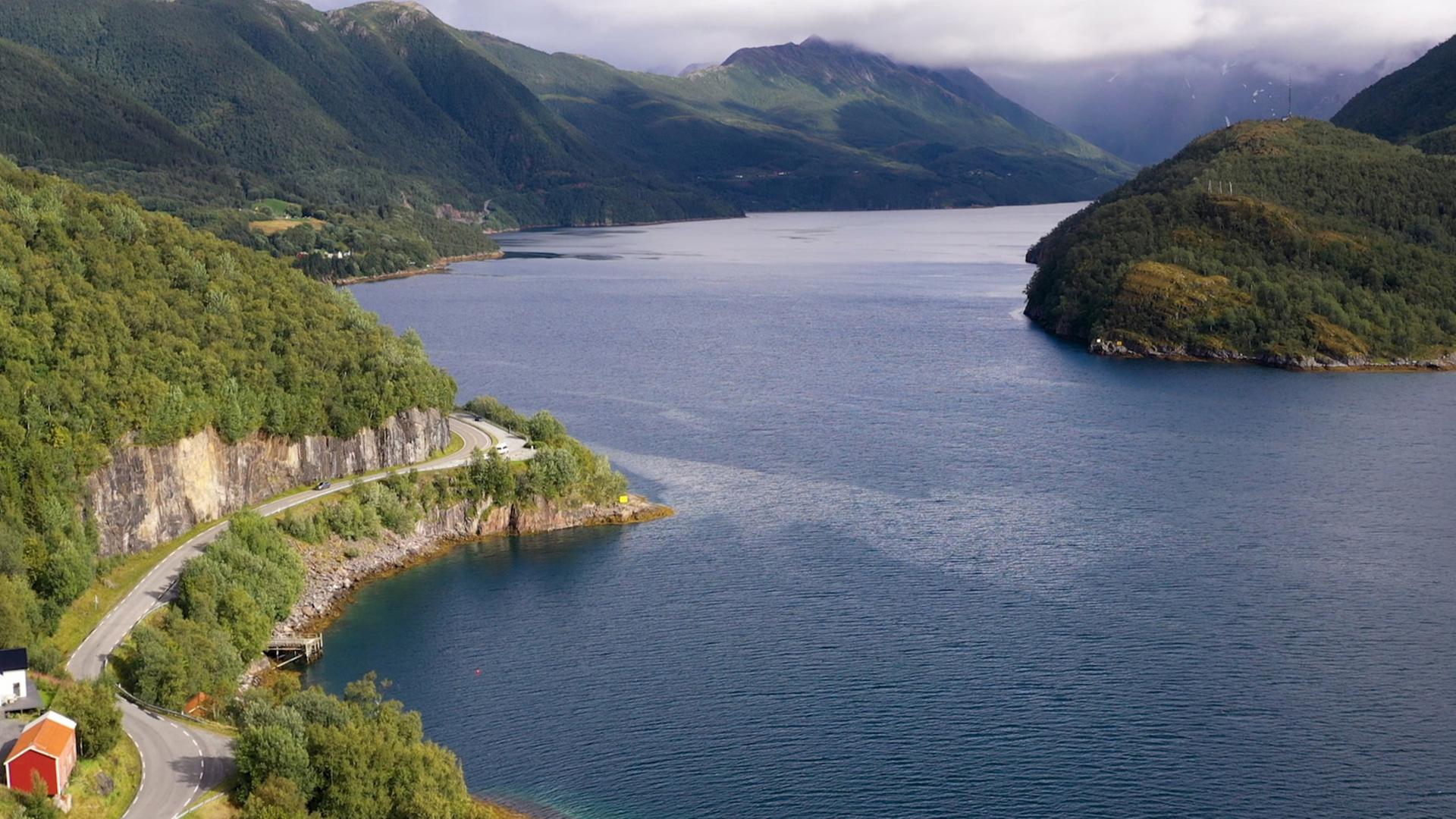 "Unterwegs am Polarkreis - Auf dem Kystriksveien in Norwegen": 650 Kilometer schlängelt sich der Kystriksveien durch die zerklüfteten Fjordlandschaften Nord-Norwegens.