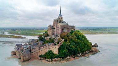 Luftaufnahme des Klosterbergs Mont-Saint Michel.