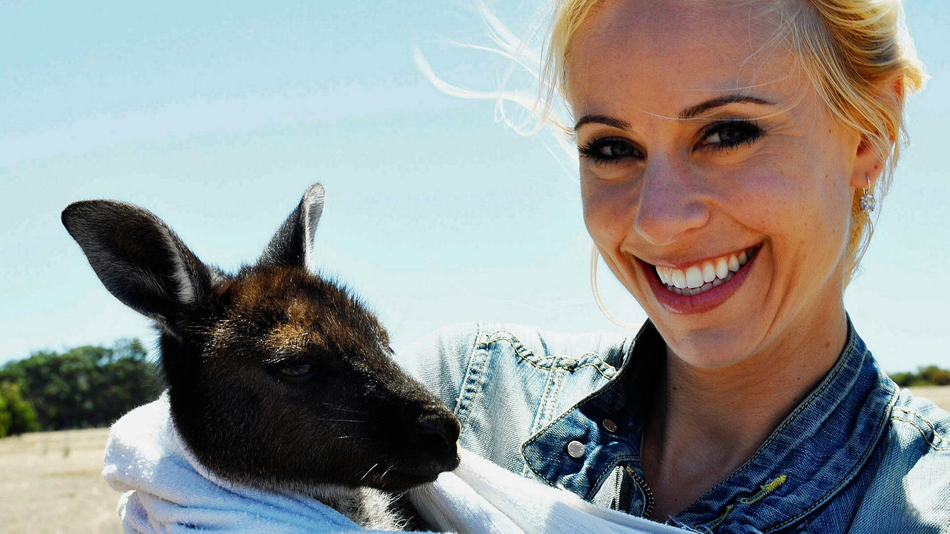 Moderatorin Nicole Berchtold mit dem verwaisten Kängurubaby Ruby