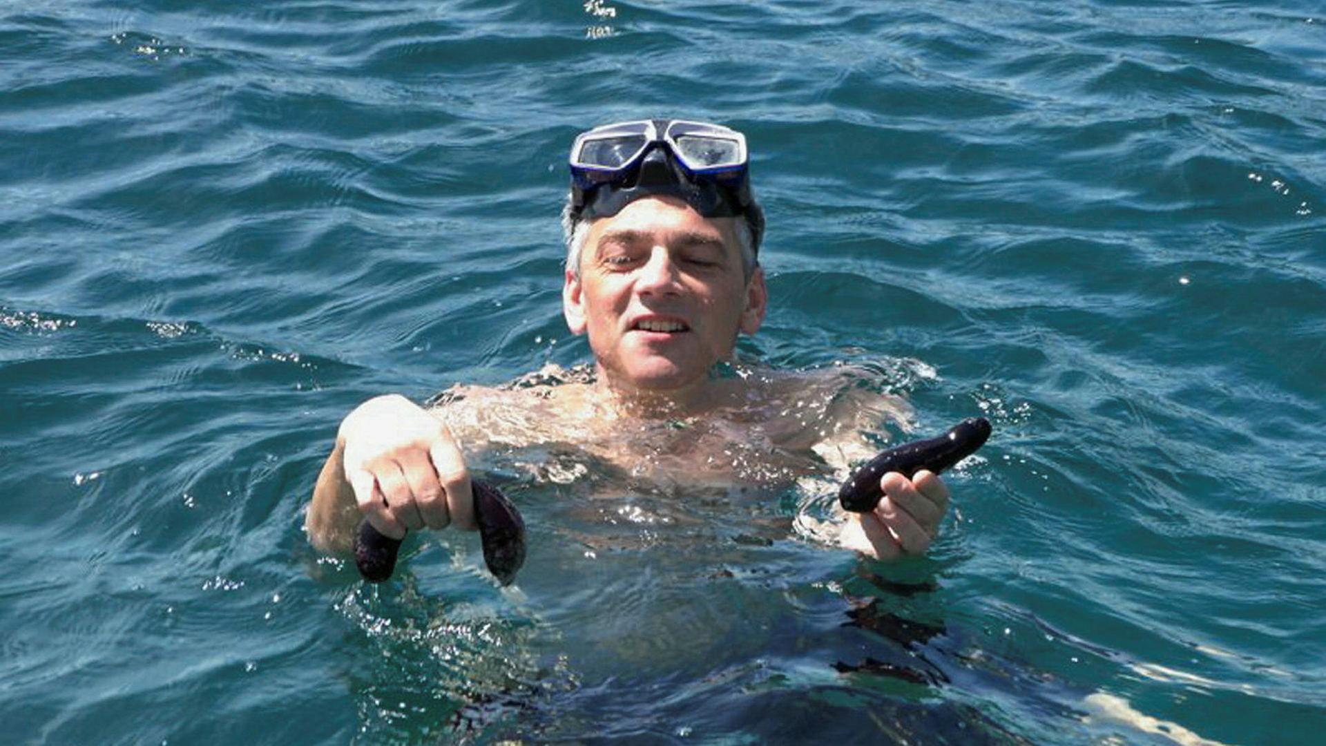 Moderator Roland Luder taucht nach Seegurken