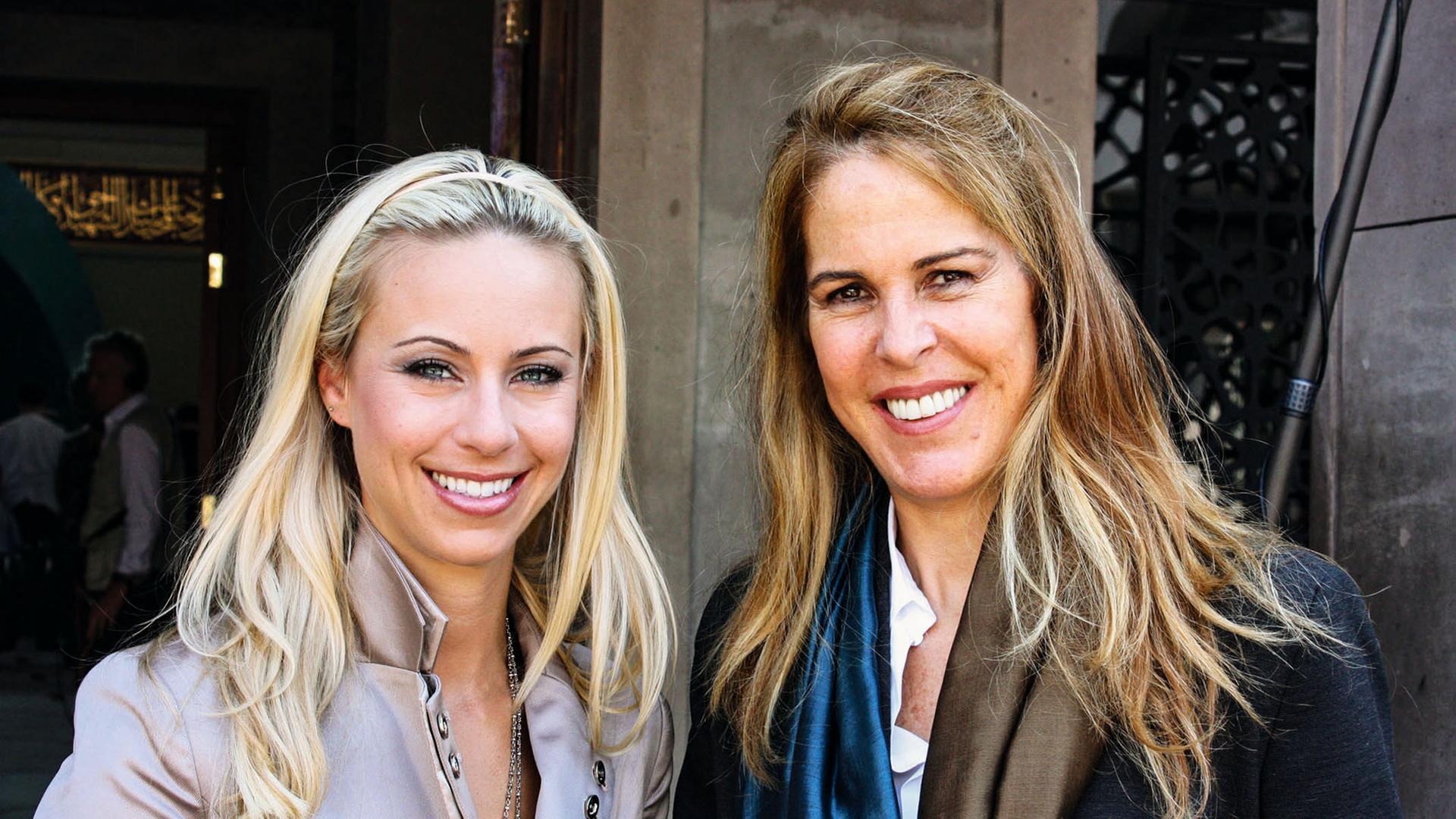 Zwei Frauen am Eingang einer Moschee.