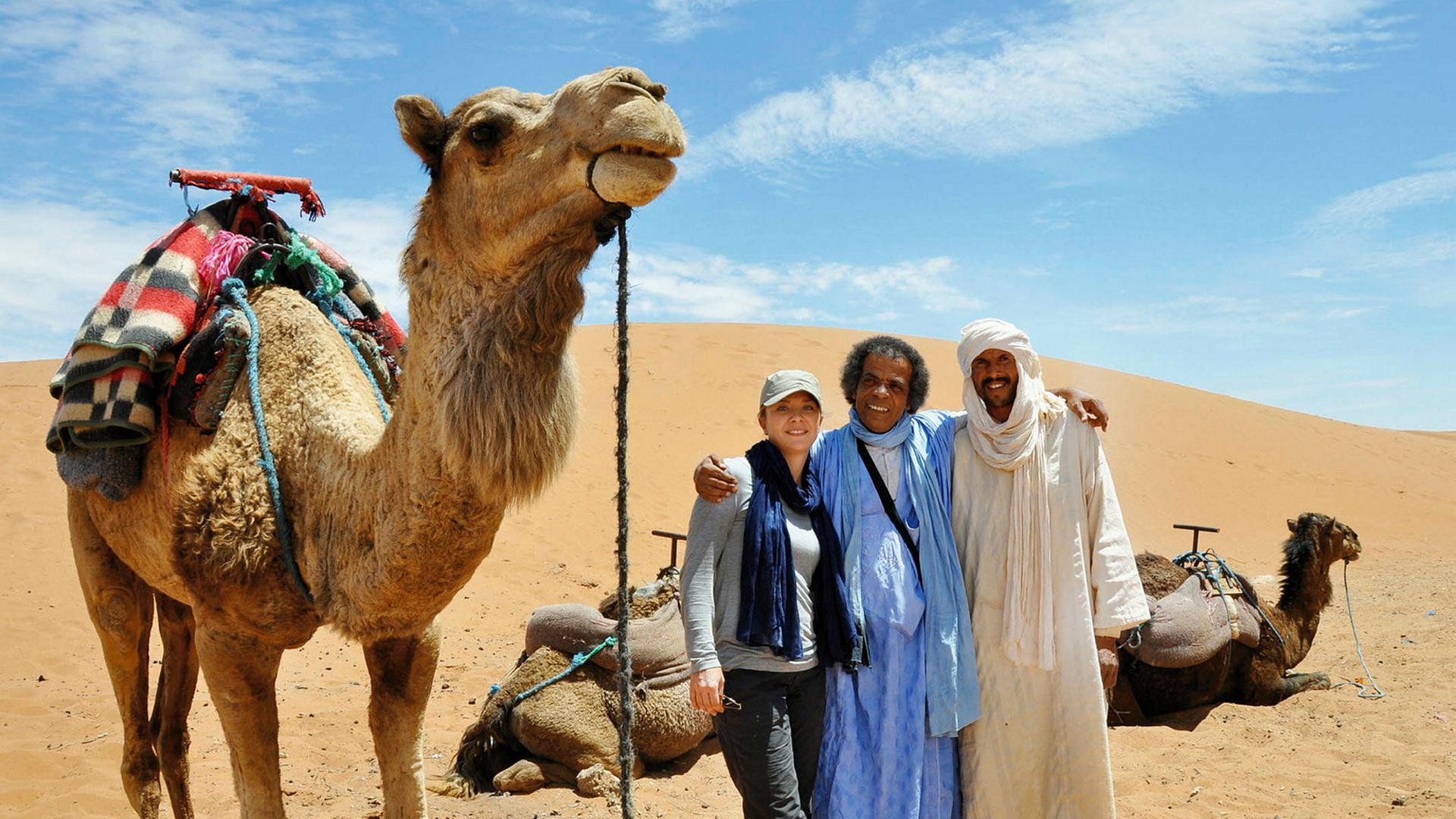 Marokko_Moderatorin Wasiliki Goutziomitros (l.) mit einer Nomadenfamilie