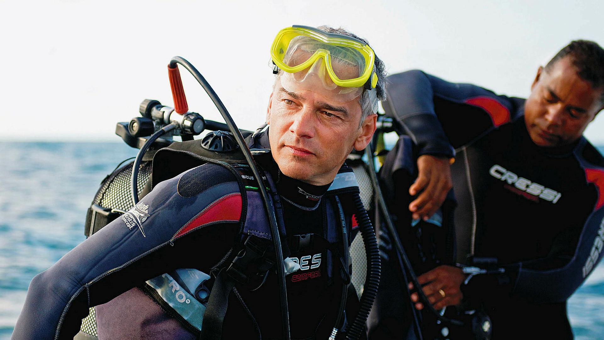 Moderator Roland Luder (l.) vor dem Tauchgang