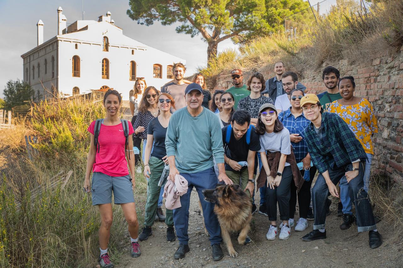 Eine Gruppe Stundent*innen um den Architekten Guallart herum