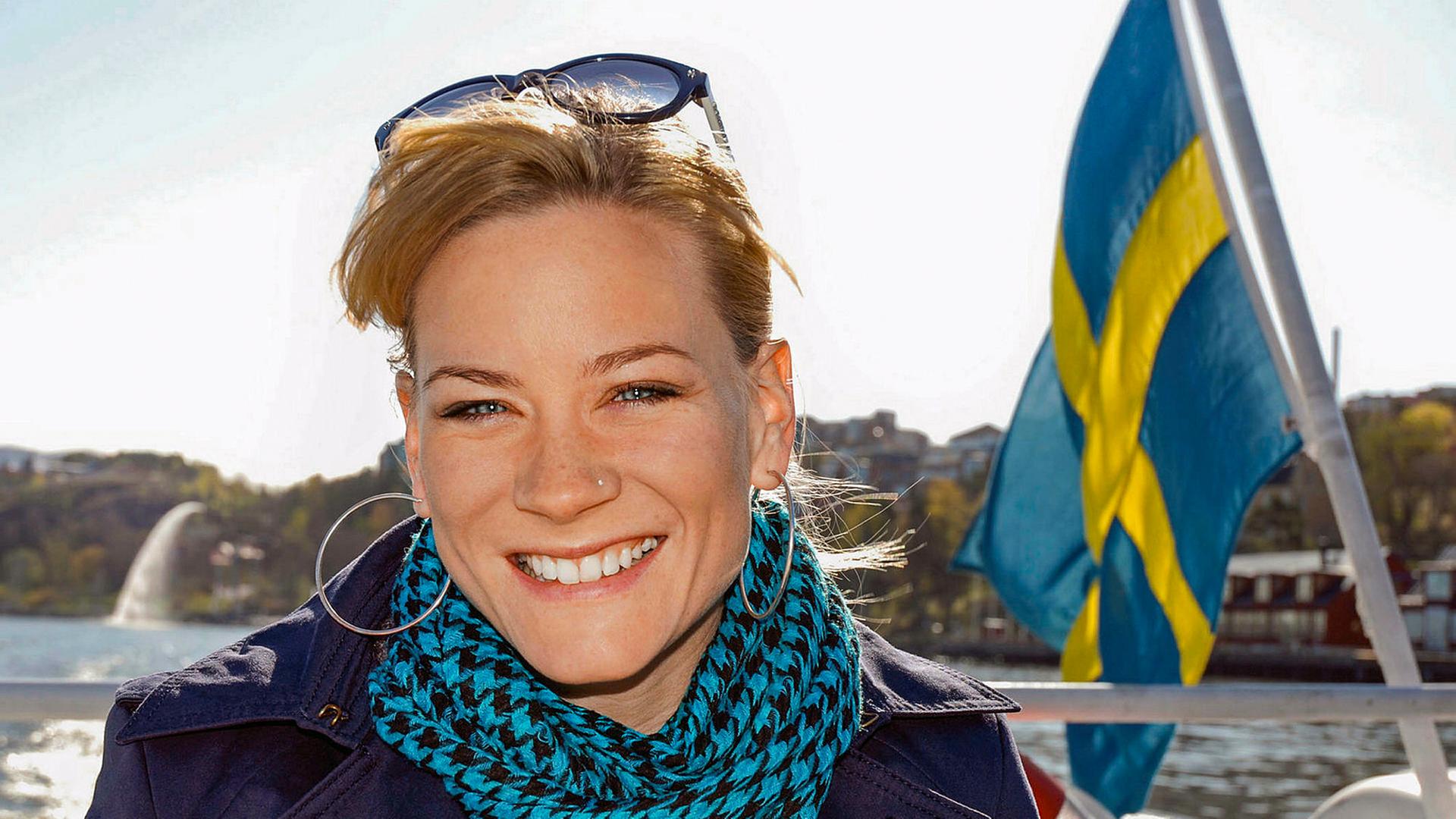 Eine lachende junge Frau auf einem Boot