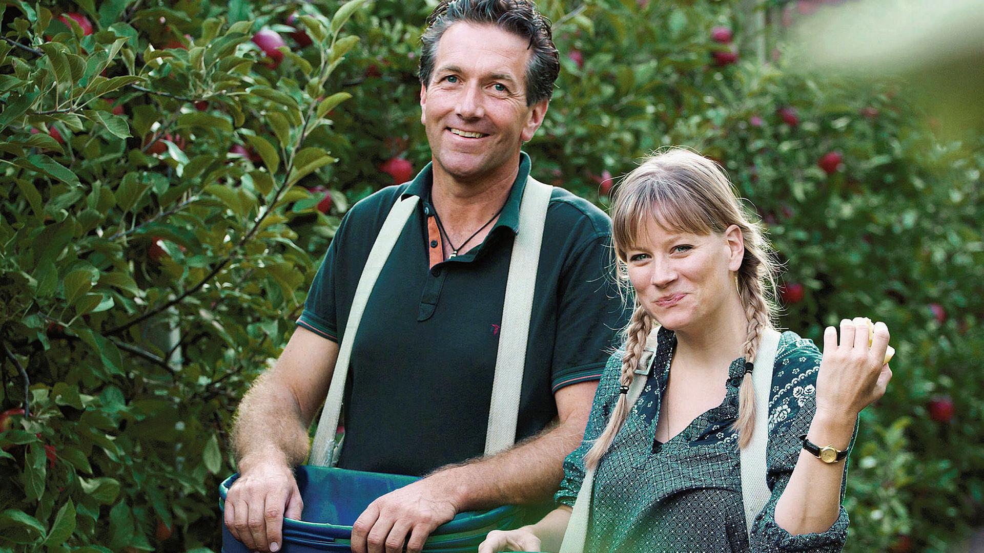 Moderatorin Andrea Jansen (r.) auf dem Obsthof von Thomas Kohl