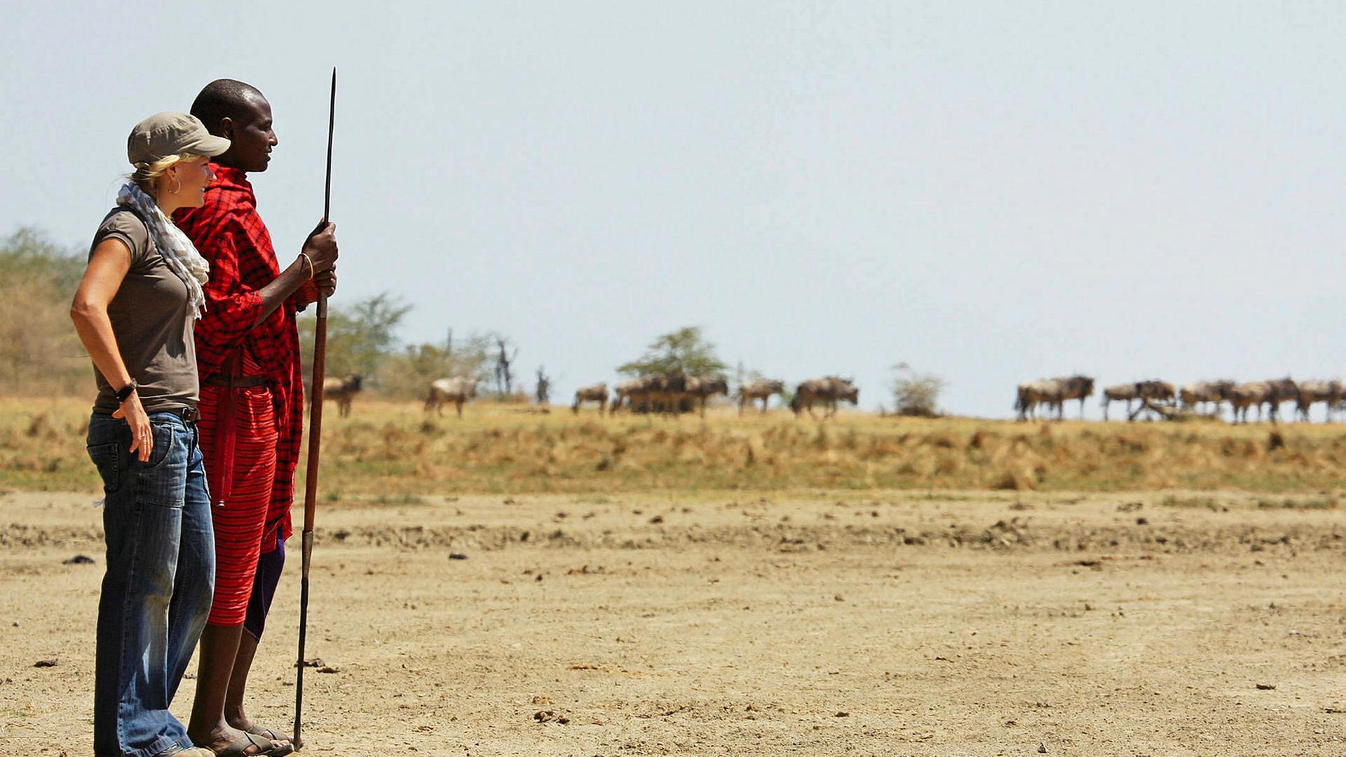 Moderatorin Andrea Jansen und Maasai Tengere in Tansania