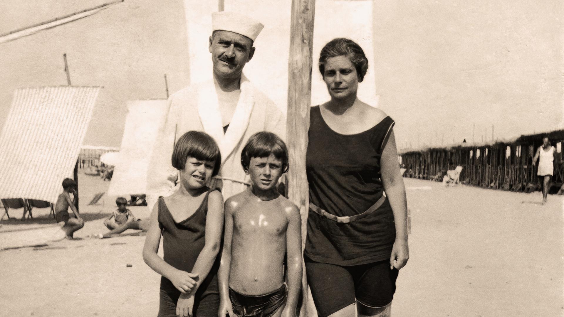 Thomas Mann, seine Frau und Kinder an einem Strand.