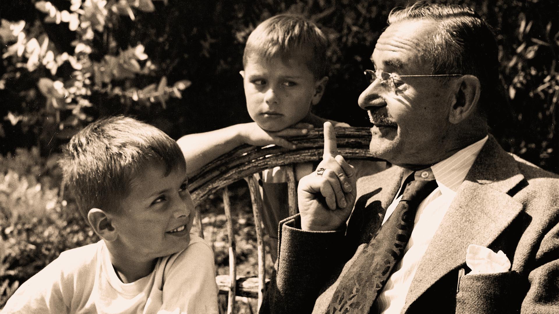 Thomas Mann mit zwei kleinen Jungen.