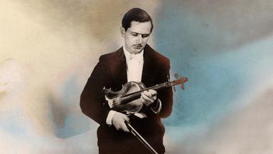 Michael Mann mit einer Geige.